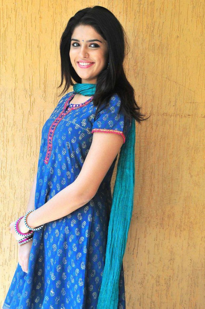 Deeksha Seth Actress Photos (2)