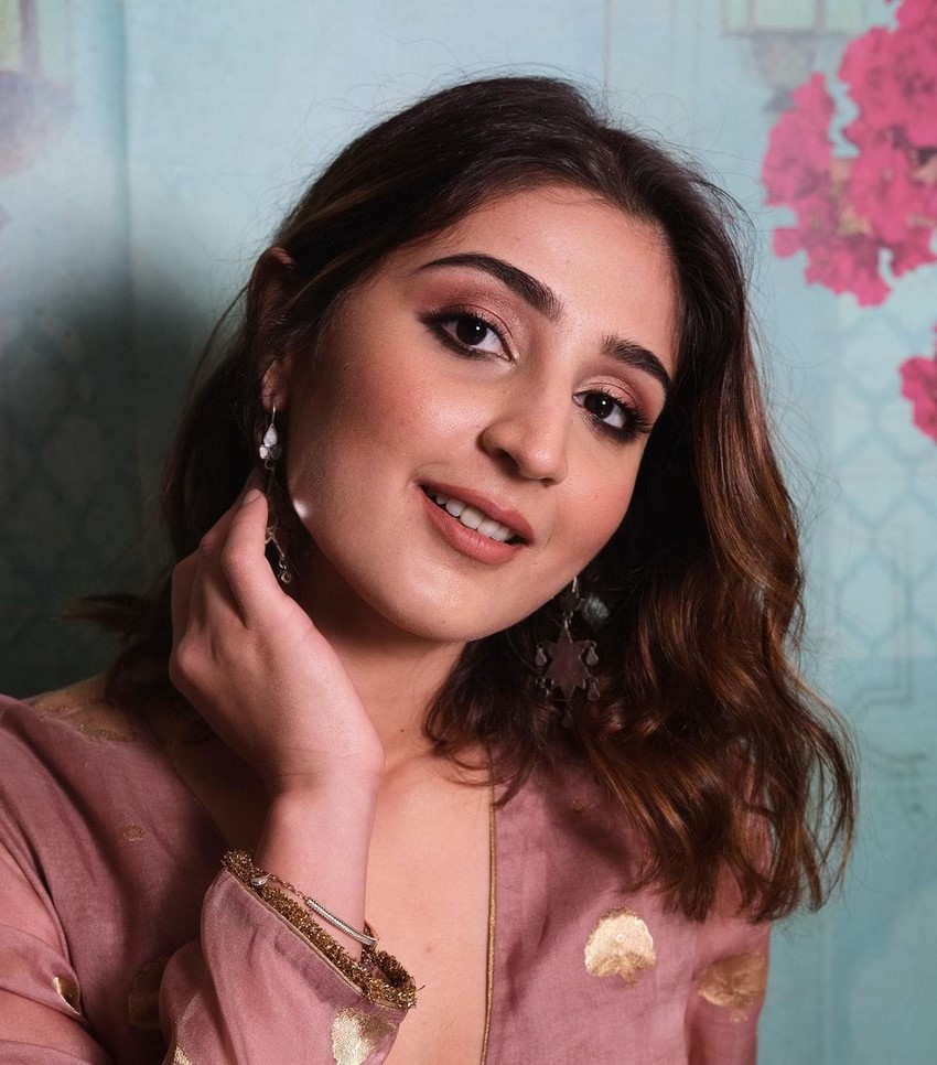 Dhvani Bhanushali Wiki, Age, Parents, Songs, Biography - Breezemasti