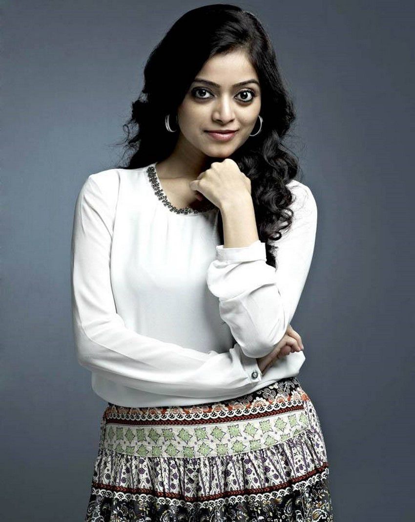 Janani Iyer Tamil Actress Photos