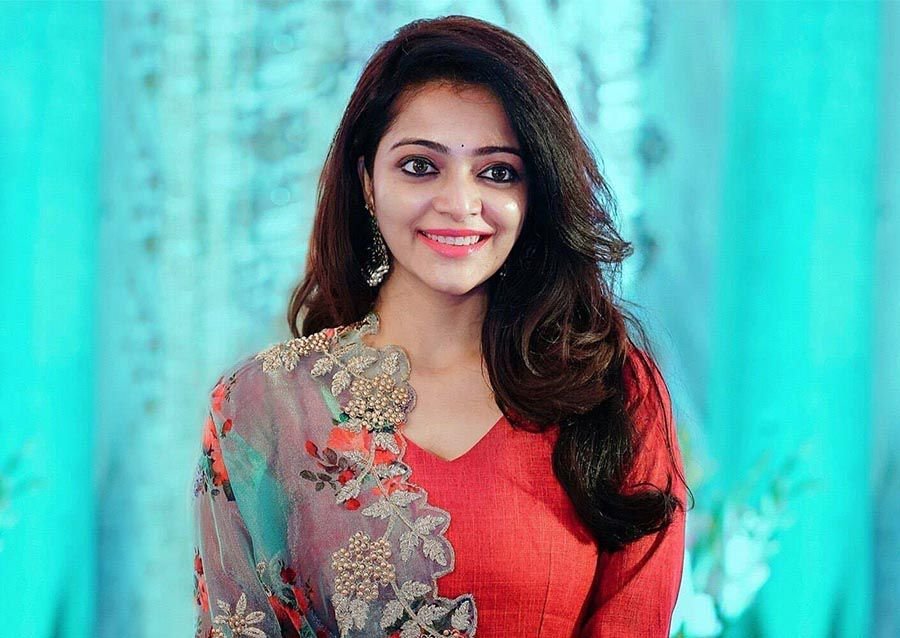 Janani Iyer Wiki, Age, Family, Husband, Movies, Biography