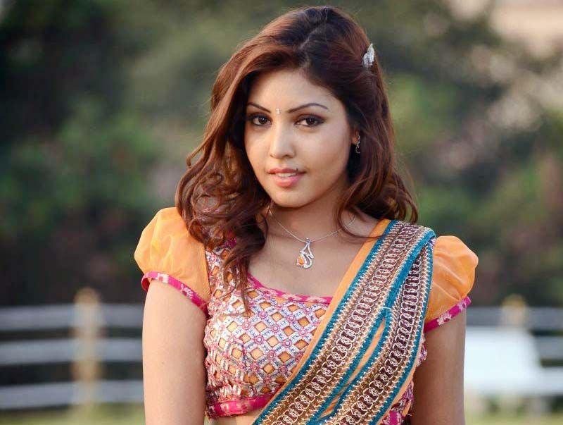Komal Jha Wiki, Age, Family, Husband, Movies, Biography