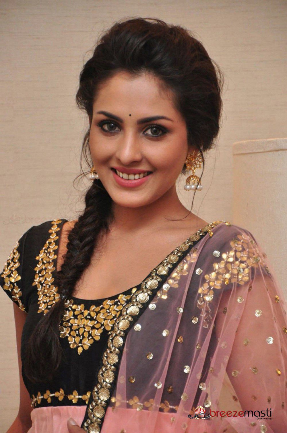 Madhu Shalini Actress Pictures (3)