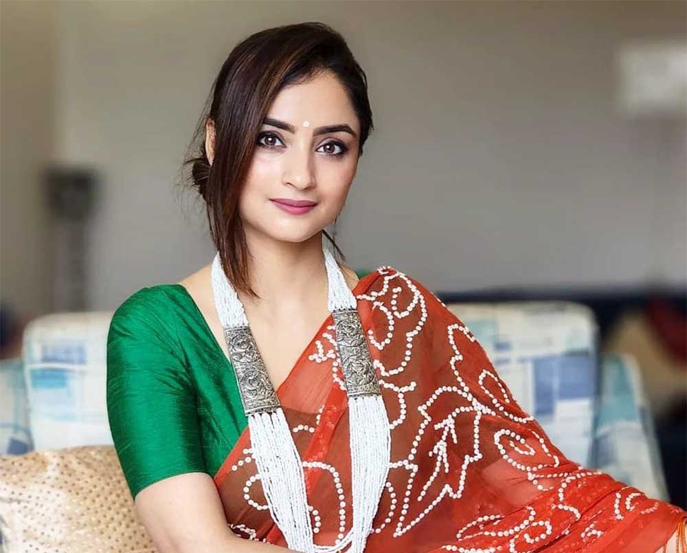 Madirakshi Mundle Age, Family, Husband, Movies, Biography