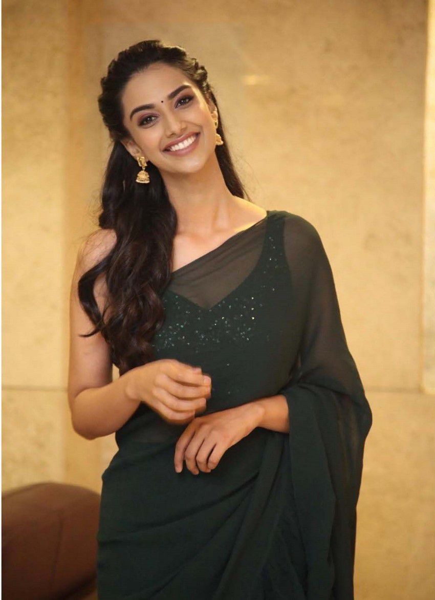Meenakshi Chaudhary Meenakshi Chaudhary Actress Biography Wiki Age Height - vrogue.co