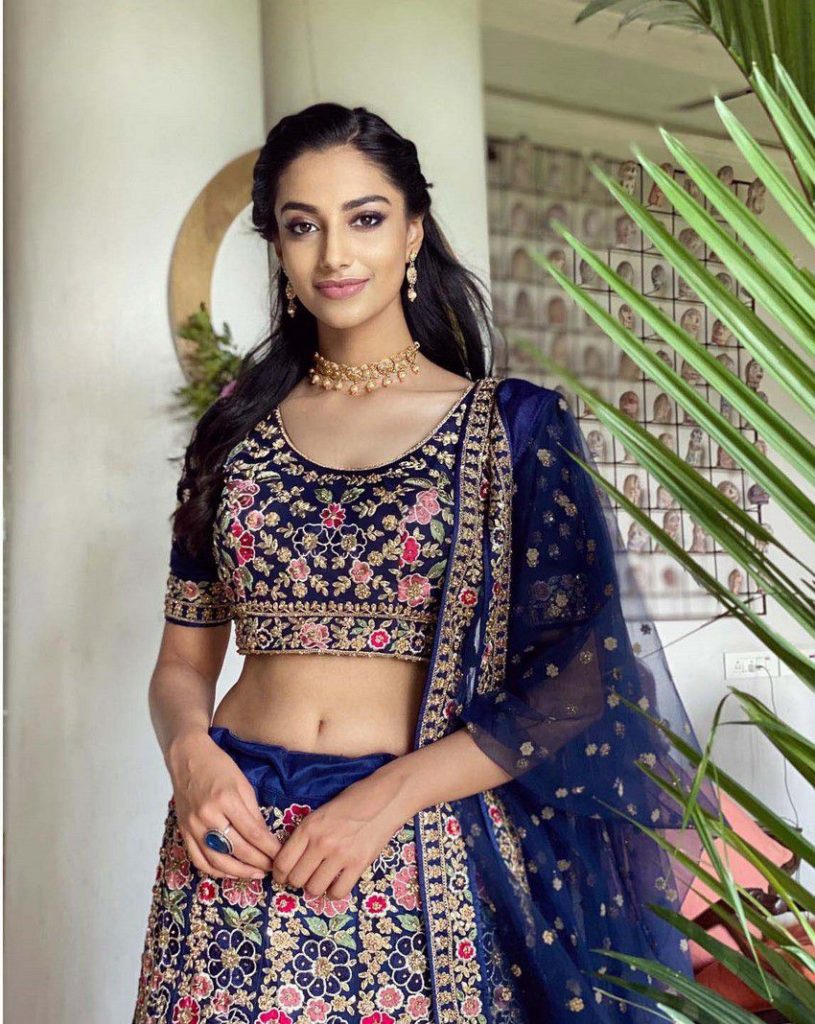 Meenakshi Chaudhary Age, Family, Husband, Movies, Biography BREEZEMASTI