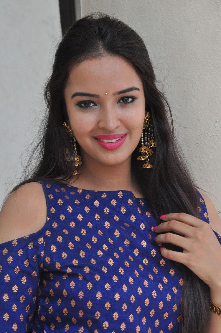 Pujita Ponnada Actress Images (6)
