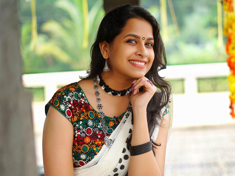 Sadhika Venugopal Age Family Husband Movies Serial Biography