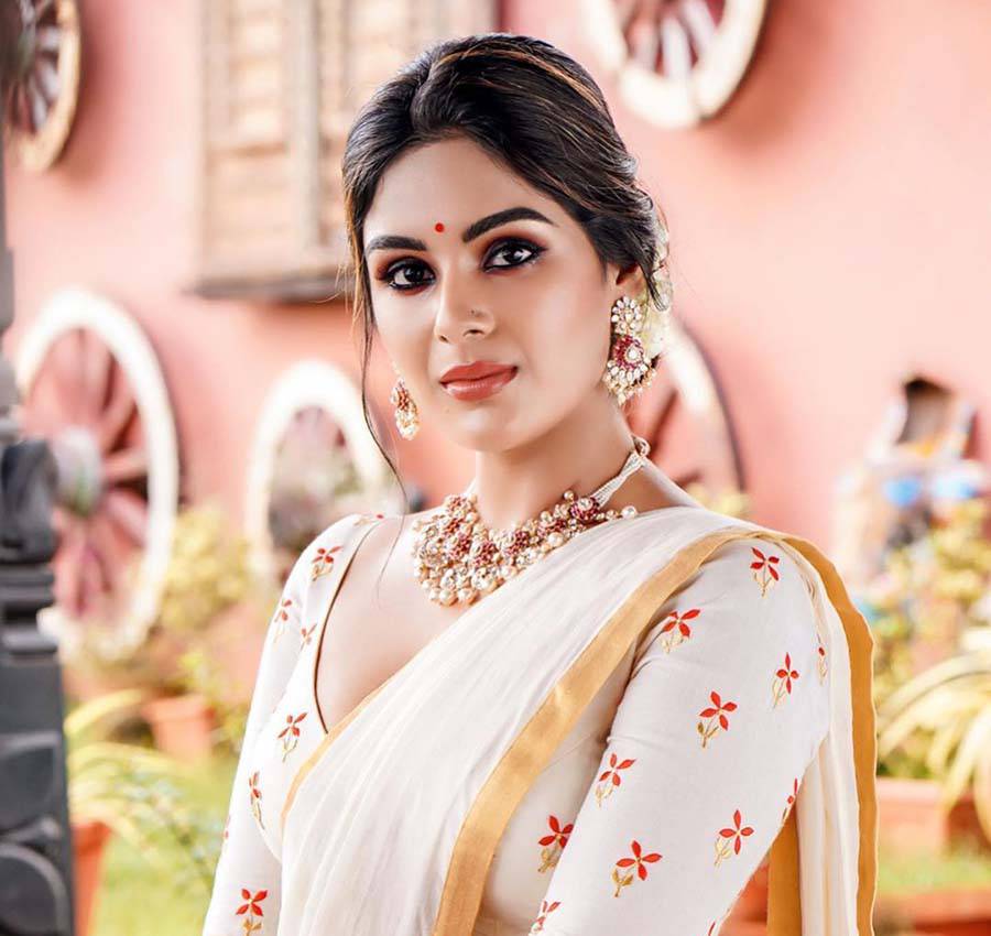 Samyuktha Menon Biography, Wiki, Age, Family, Husband, Movies