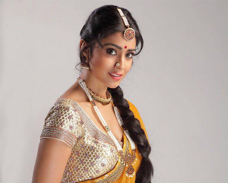 Shriya Saran Biography, Wiki, Age, Family, Husband, Movies