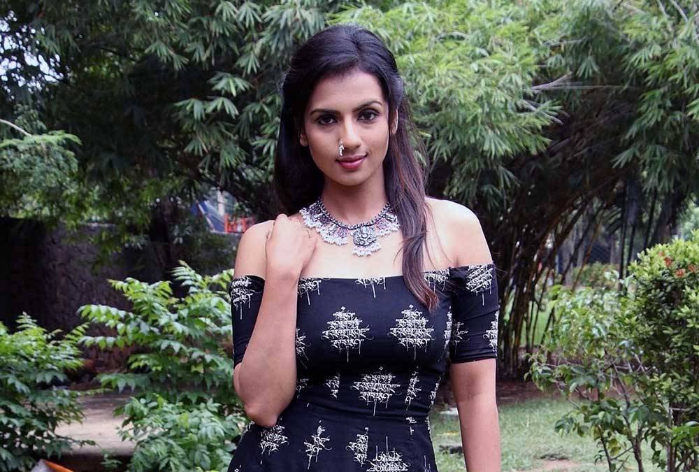 Sruthi Hariharan Age, Family, Husband, Movies, Net Worth