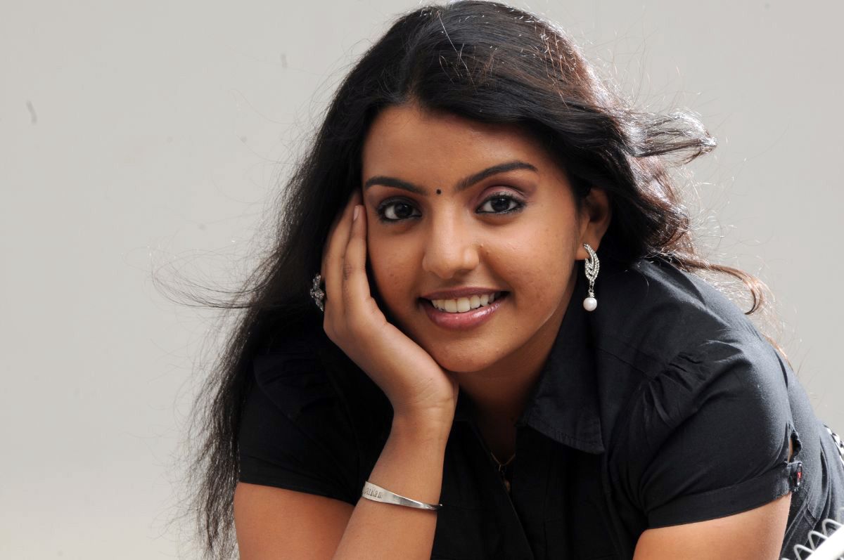Tamil Actress Divya Nagesh Photos 5