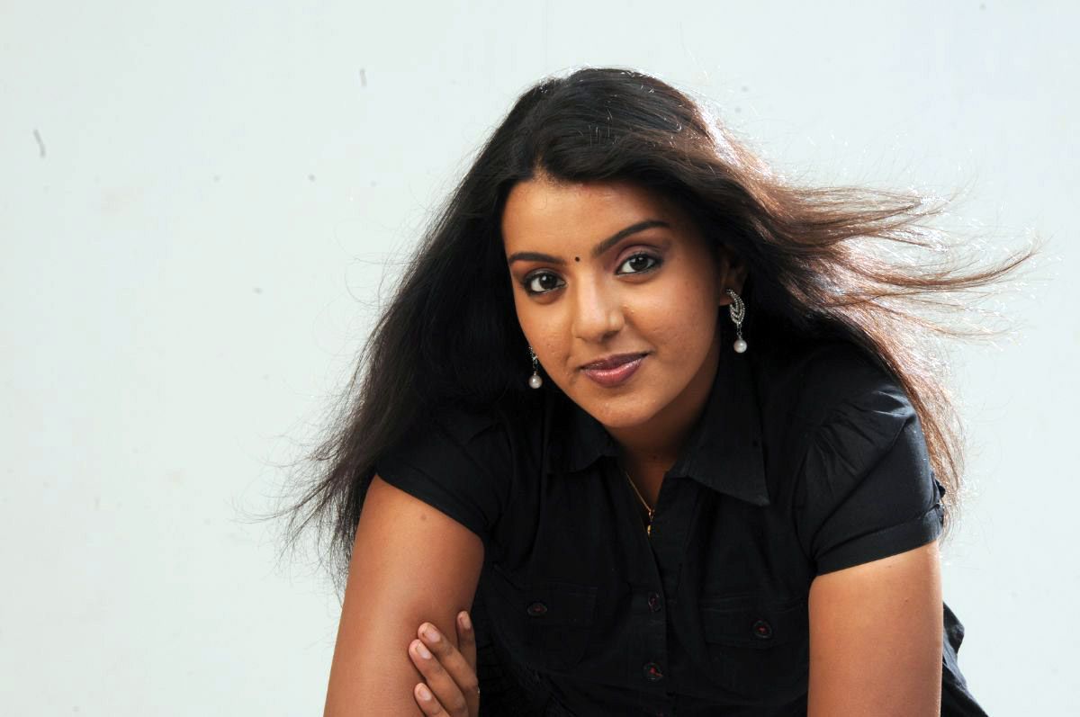 Tamil Actress Divya Nagesh Photos 6