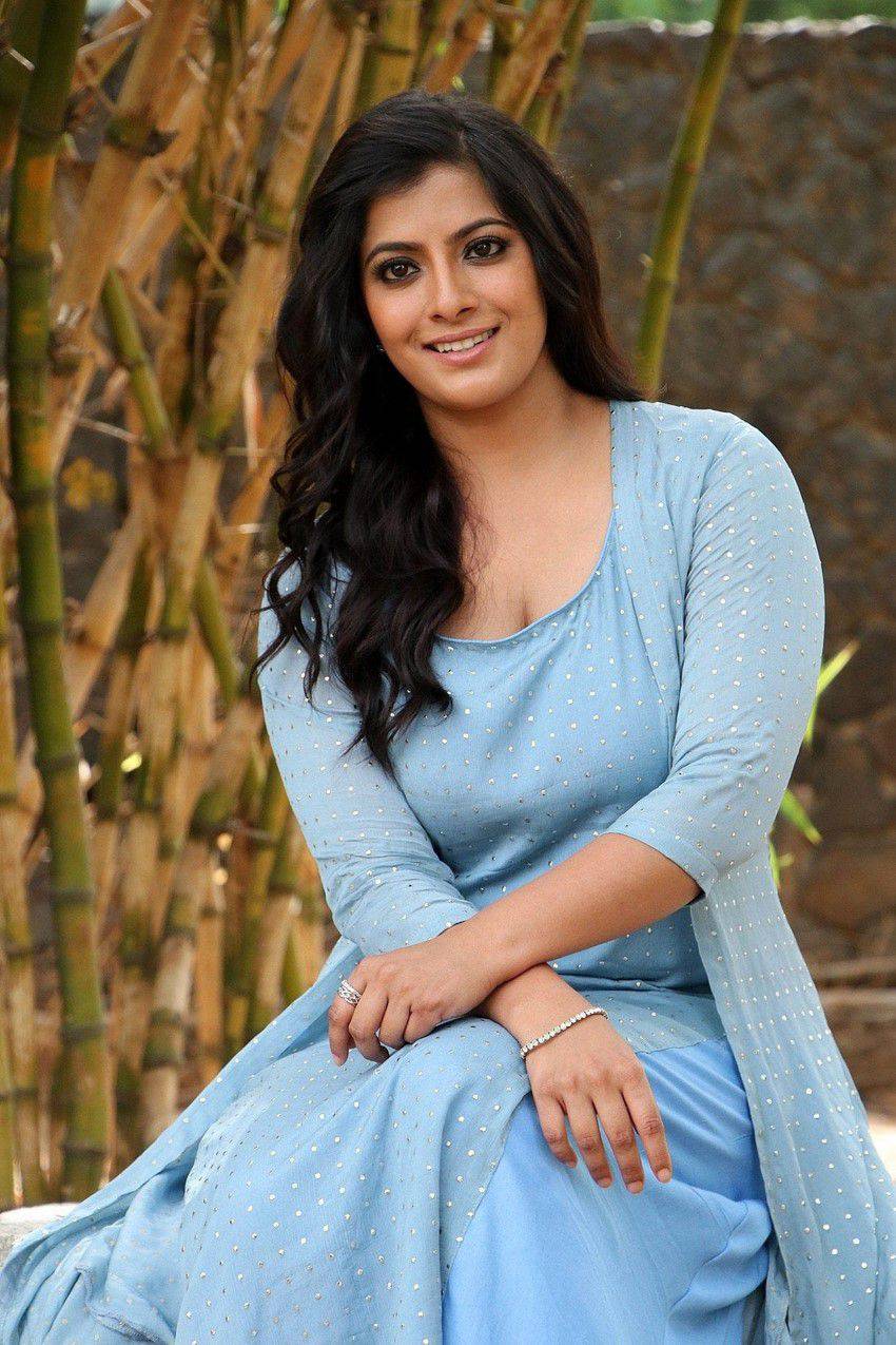 Varalaxmi Sarathkumar Age, Family, Husband, Movies, Biography ...