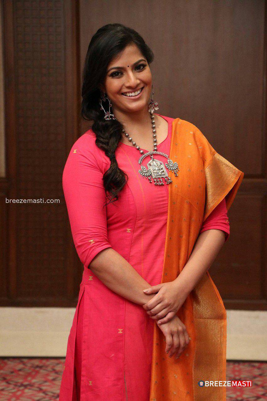 Varalaxmi Sarathkumar Wiki, Biography, Age, Height, Weight, Husband,  Boyfriend, Family, Networth - Film Updates