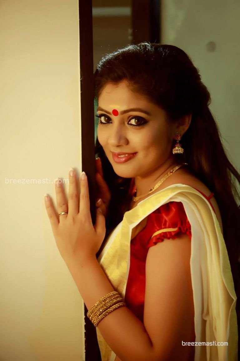 Veena Nandakumar Age, Family, Husband, Movies, Biography BREEZEMASTI