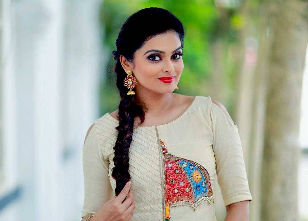 Vishnu Priya Age, Family, Husband, Movies, Biography